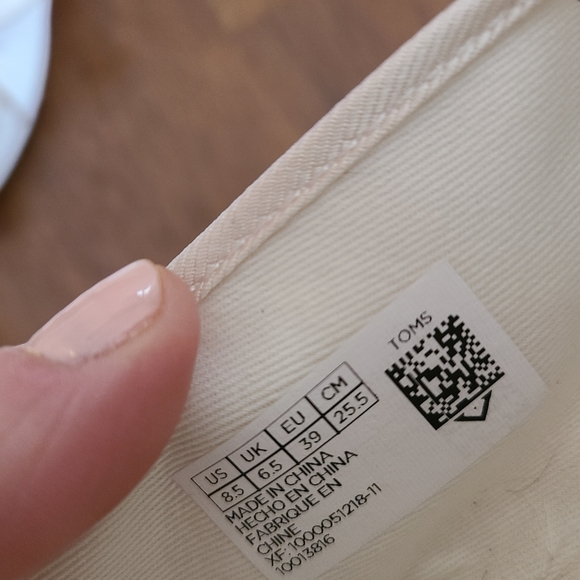 Toms - Picture 3 of 5